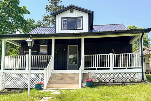 Year-round Fun on Lake Sheridan! Home w/ Patio