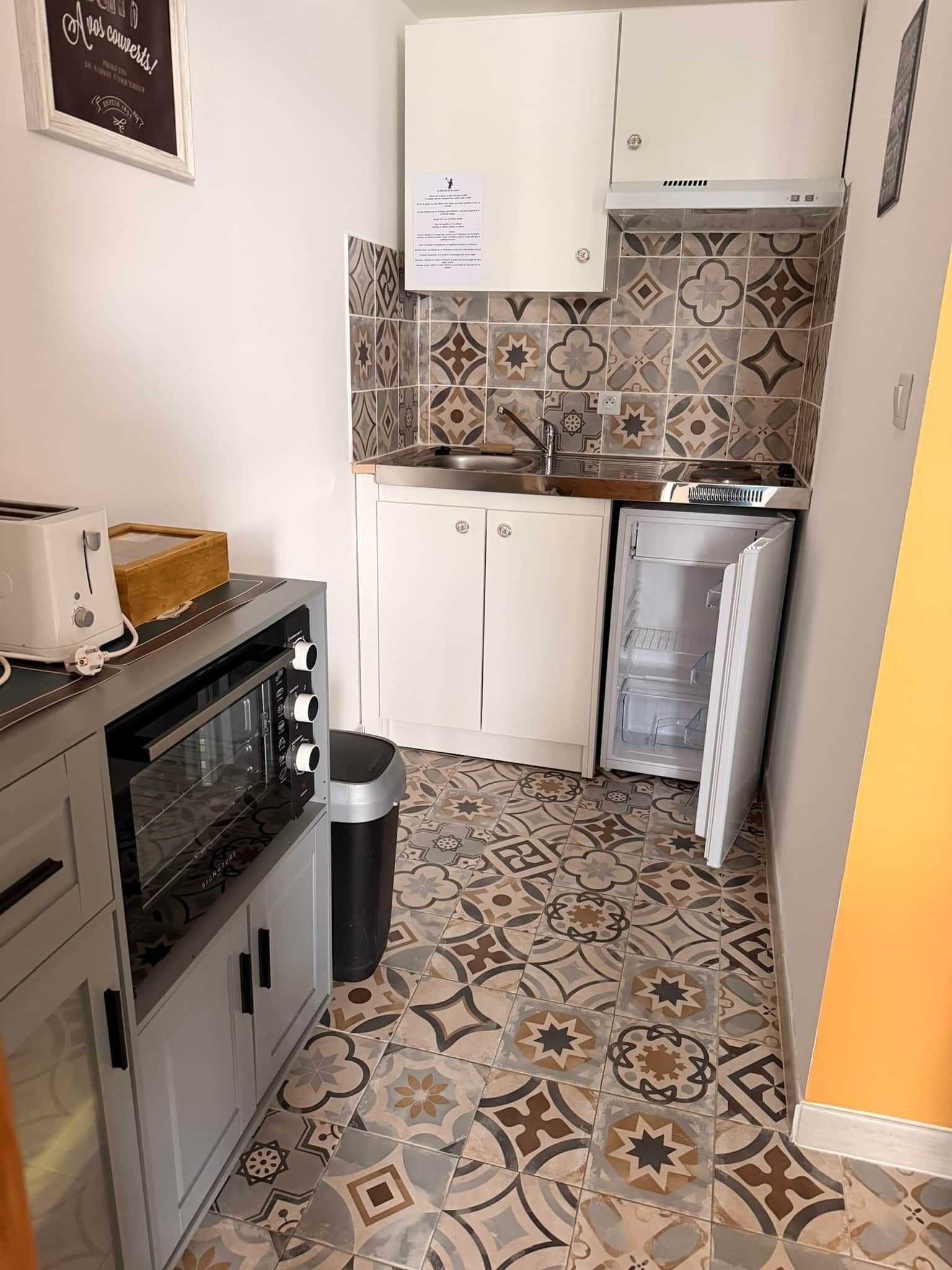 Fridge, microwave, stovetop, coffee/tea maker