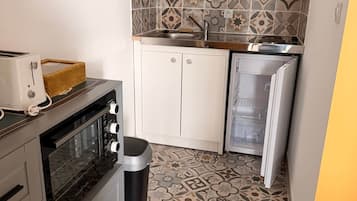 Fridge, microwave, stovetop, coffee/tea maker