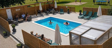 Een binnenzwembad en een verwarmd zwembad