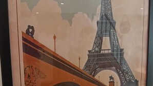 En inramad affisch från Paris med Eiffeltornet och en bro.