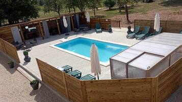 Una piscina al aire libre, una piscina climatizada