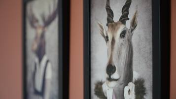 Et indrammet kunstværk af et dyr med horn, muligvis en gazelle eller antilope, med en uskarpt baggrund.