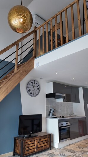 Kühlschrank, Mikrowelle, Herdplatte, Wasserkocher mit Kaffee-/Teezubehör