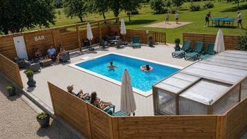 Een binnenzwembad, een buitenzwembad