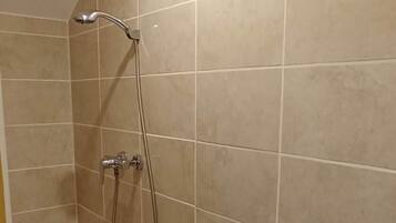 Douche, serviettes fournies, papier toilette