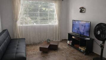 House, 3 Bedrooms, Smoking | Living room | Books