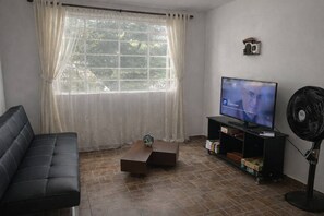 House, 3 Bedrooms, Smoking | Ruang tamu | Buku-buku 