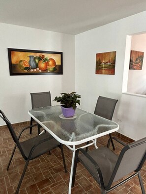 Casa, 3 habitaciones, fumadores | Comedor