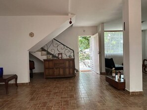 Interior - The Cats Nail House (Cali)