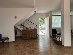 Interior - The Cats Nail House (Cali)