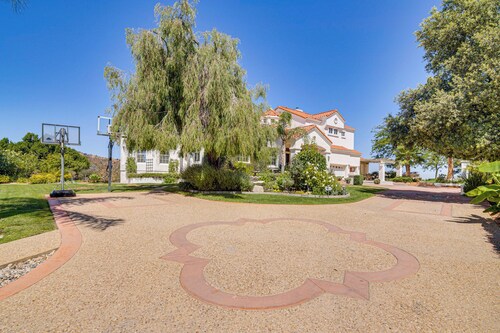 Private Grounds w/ Mtn Views: Luxury Topanga Villa