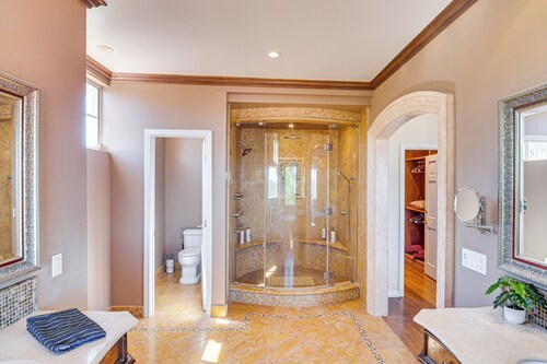 Private Grounds w/ Mtn Views: Luxury Topanga Villa