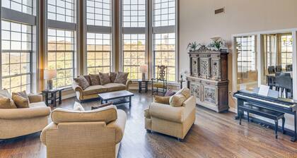 Private Grounds w/ Mtn Views: Luxury Topanga Villa