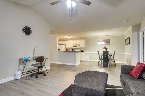 9 Mi to Dtwn: Couple's Retreat in Fayetteville!