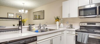 Forest-view Balcony, Fayetteville Gem 6 Mi to Dtwn