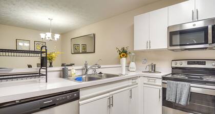 Forest-view Balcony, Fayetteville Gem 6 Mi to Dtwn