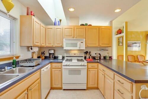 Walk to Lake Padden: Bellingham Home w/ Deck