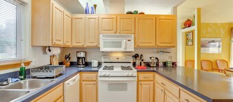 Walk to Lake Padden: Bellingham Home w/ Deck