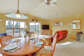 Interior - Walk to Lake Padden: Bellingham Home w/ Deck (Bellingham)