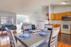 Interior - Quiet + Convenient! 2-story Townhouse in NW Indy (Indianapolis)