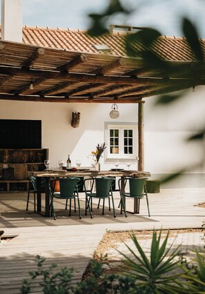 Outdoor dining - Villa The ONE Country House (Santa Margarida da Serra)