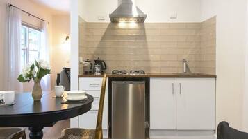 Kjøleskap, mikrobølgeovn, brødrister og kjøkkenutstyr