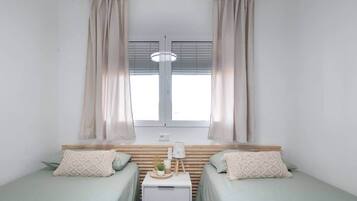 2 habitaciones, tabla de planchar con plancha, wifi y ropa de cama