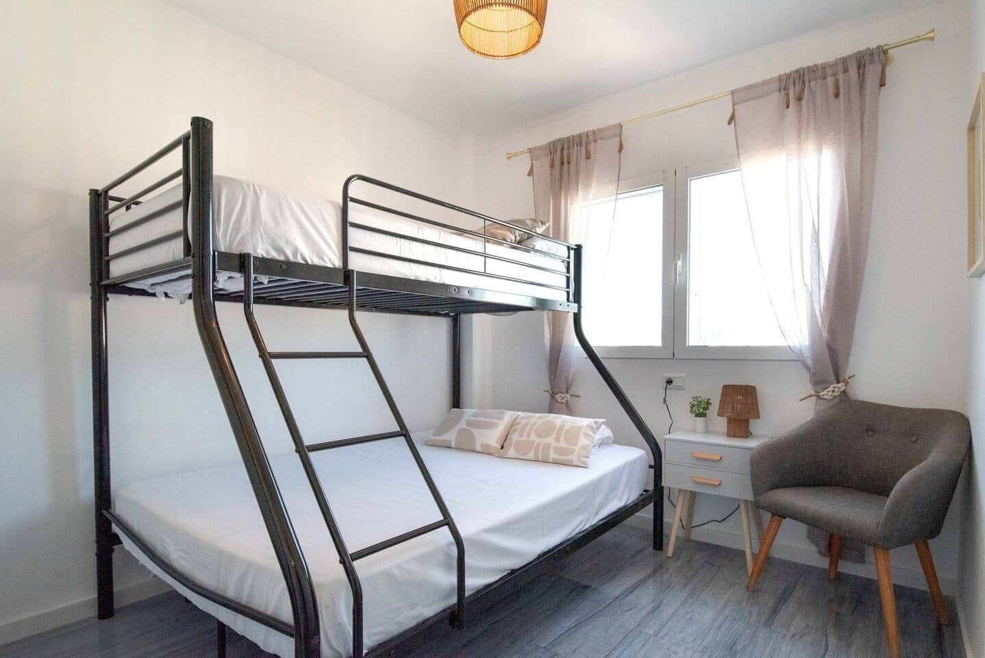 2 chambres, fer et planche à repasser, Wi-Fi, draps fournis