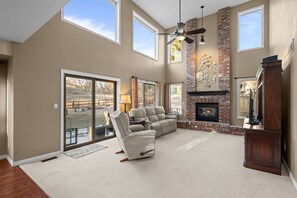 TV connectée, cheminée, livres, espaces bureaux