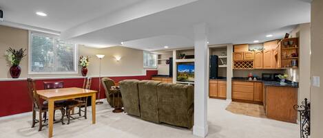 Smart TV, fireplace, books, offices