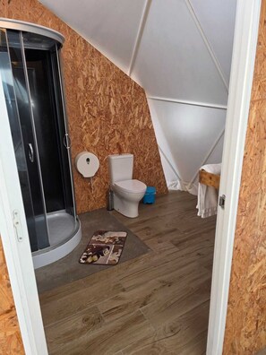 Bungalow estándar, vista al jardín | Baño