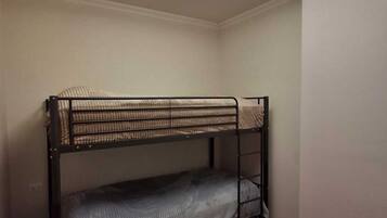 Strykjärn/strykbräda, wi-fi och sängkläder