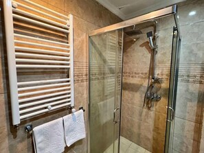 Combined shower/tub, jetted tub, free toiletries, hair dryer - Travel Inn Bakuriani (Bakuriani, Georgia)