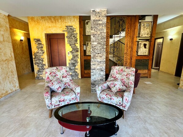 32-inch flat-screen TV with digital channels, pay movies - Travel Inn Bakuriani (Bakuriani, Georgia)