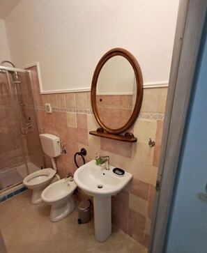 Secador de cabelo, toalhas de banho