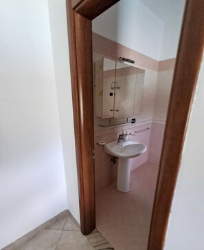 Séchoir à cheveux, serviettes fournies