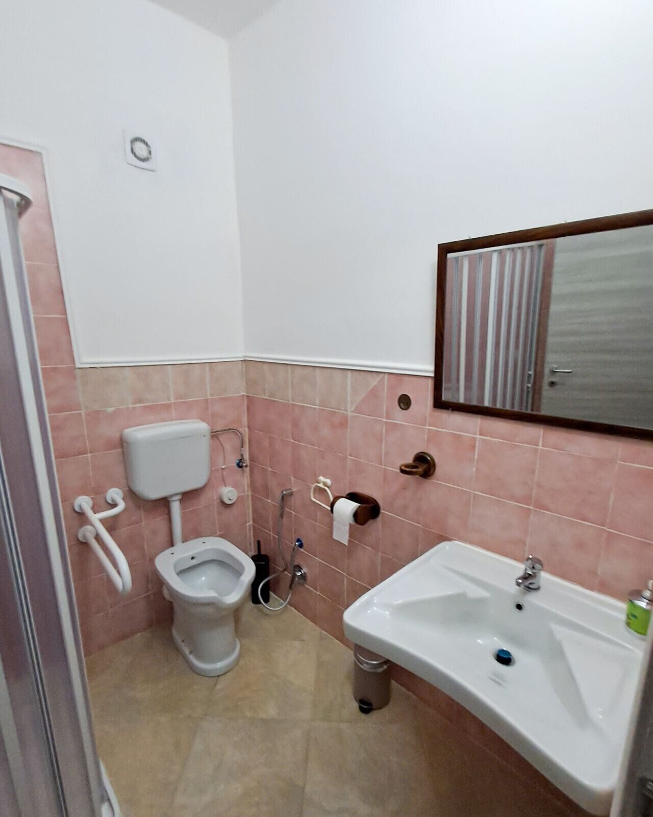 Sèche-cheveux, serviettes fournies