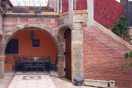 Outdoor dining. Tictágora House: House 1