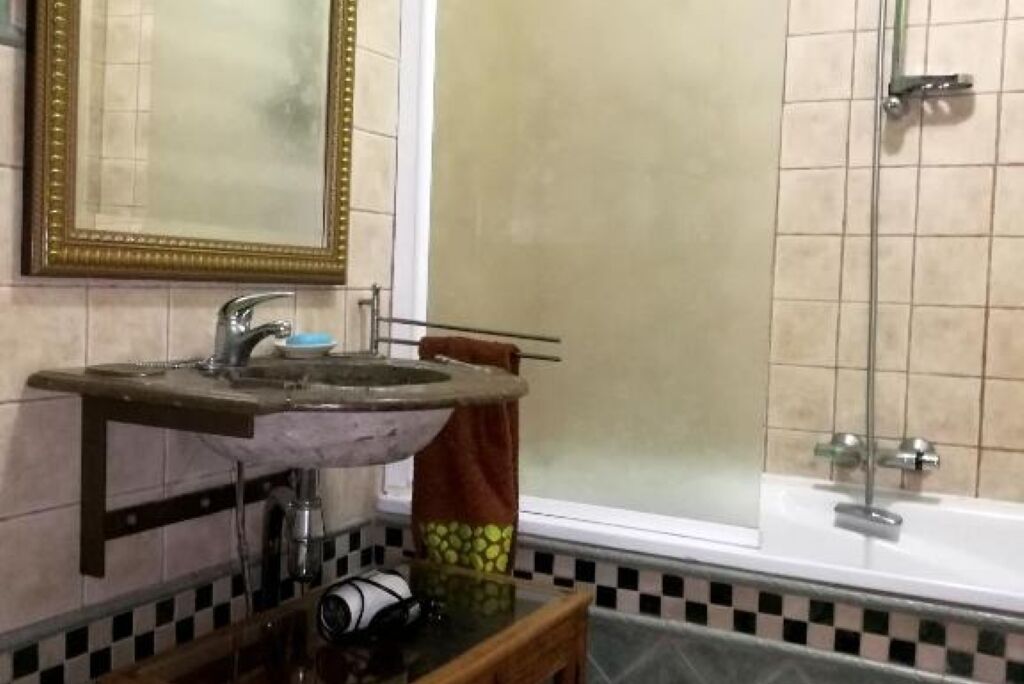 Een douche, een haardroger, handdoeken, zeep