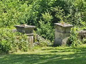 A stone structure with a flat top, surrounded by dense greenery. - Stunning 1819 Mansion with a Pool for 14 People (Vailhourles)