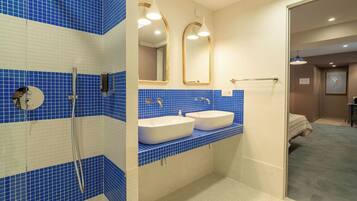 Habitación Deluxe doble | Baño | Ducha, secador de pelo y toallas