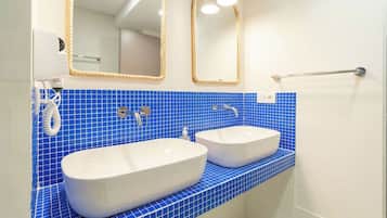 Deluxe Double Room | Bathroom | Shower, hair dryer, towels