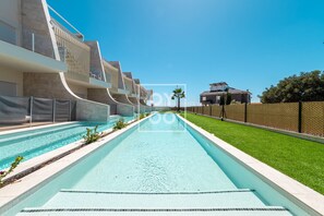 Pool - Pilar Poolside Living, luxury swim-up apt, ground-floor - by Oyoostays (Pilar de la Horadada)