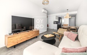 TV - Pilar Poolside Living, luxury swim-up apt, ground-floor - by Oyoostays (Pilar de la Horadada)