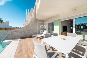 Outdoor dining - Pilar Poolside Living, luxury swim-up apt, ground-floor - by Oyoostays (Pilar de la Horadada)