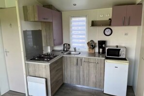 Microwave, stovetop - Mobile-home 4 pers (6 possible) - Walking distance to the beach - Terrace - Swimming pool (Fouesnant)