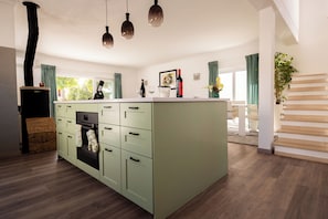 KĂŒhlschrank, Mikrowelle, Ofen, Herdplatte