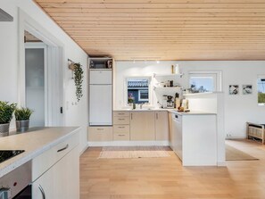 Køleskab, opvaskemaskine, køkkentøj/tallerkener/redskaber