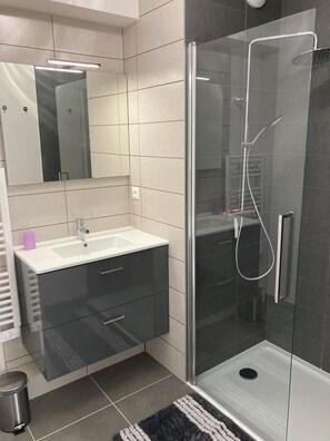 Shower, hair dryer, toilet paper - LA CAHUTE DU PÊCHEUR 3* CLOSE TO THE SEA AND TOWN CENTER, WITH A PRETTY GARDEN. (Cancale)